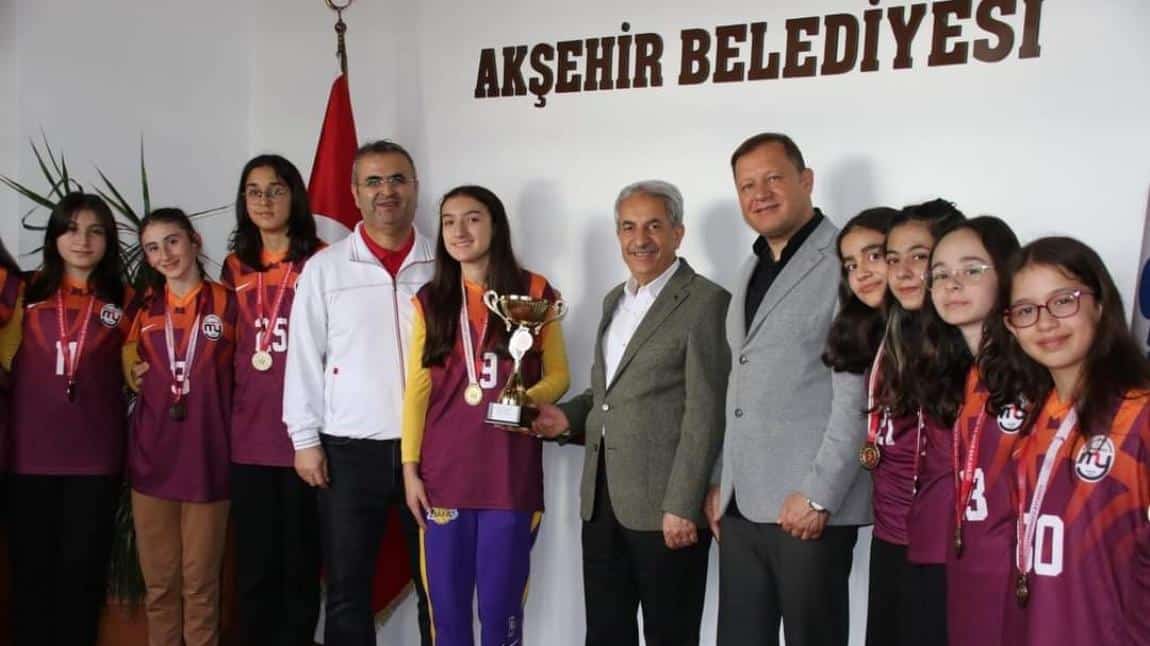 Şampiyonlardan Akşehir Belediye Başkanı Dr. Salih AKKAYA' ya ziyaret.